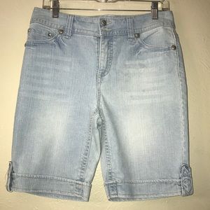 CODE BLEU,women’s blue jean short. Size 6/27.